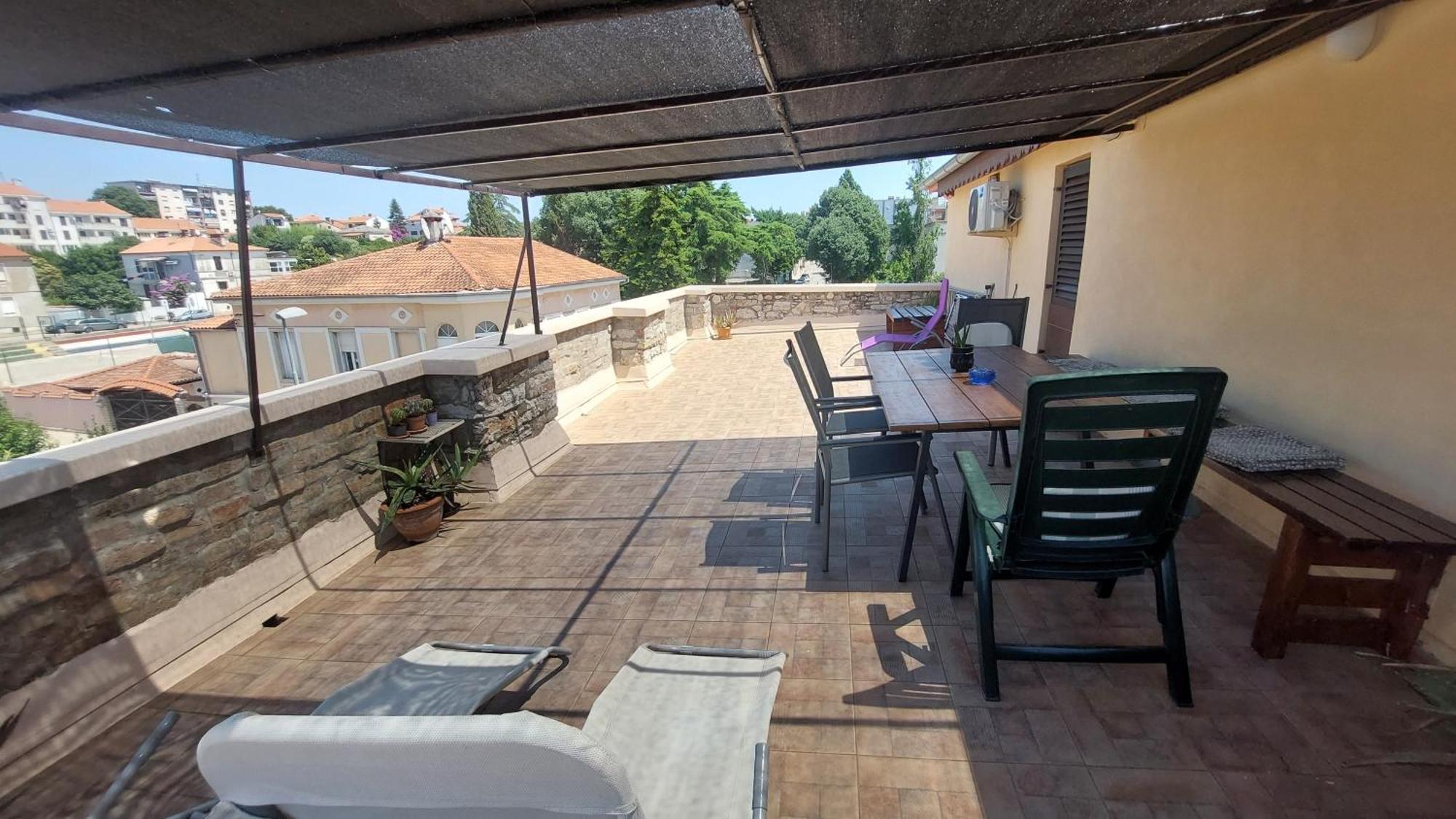 Apartment In Centre With Huge Terace Pula Extérieur photo